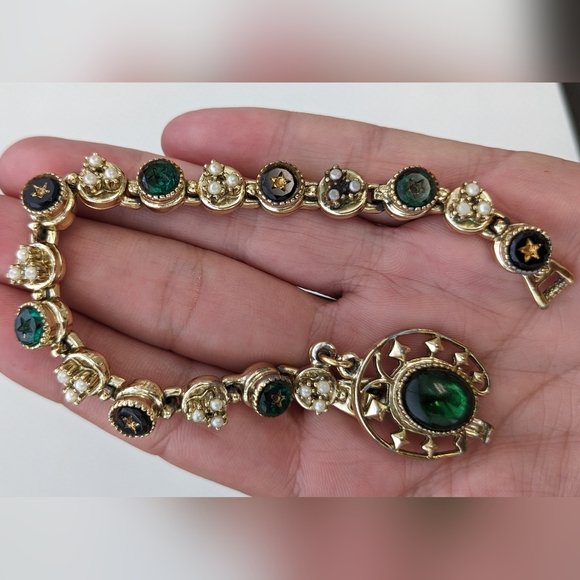 EVC SIGNED ART GOLD TONE W/GREEN RHINESTONES & FAUX PEARLS CHARM BRACELET - Picture 2 of 14